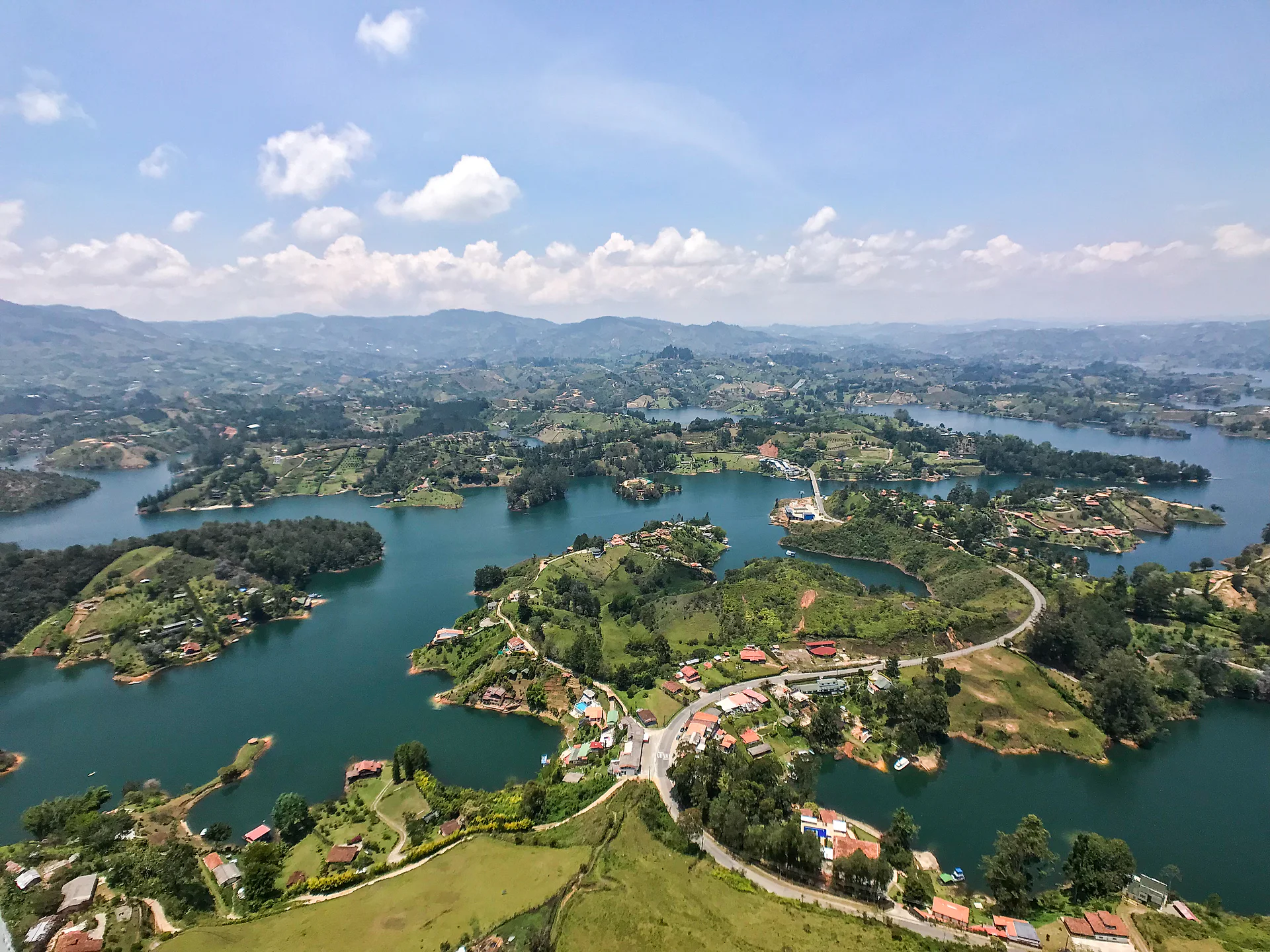 El embalse de Guatapé visto desde la Piedra del Peñol