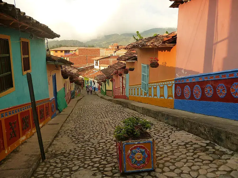 Calle de los zócalos, Guatapé
